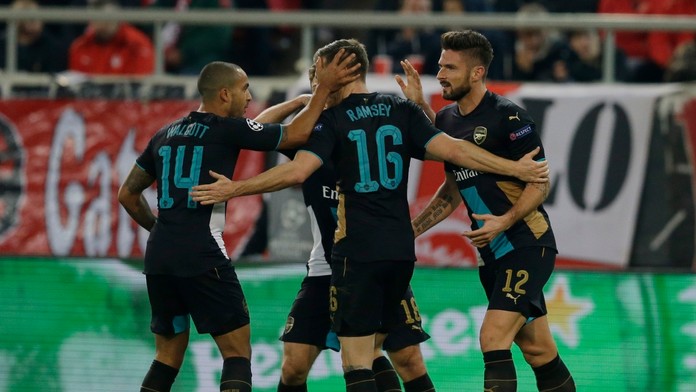 Hráči Arsenalu oslavujú gól v skupinovej fáze LM.