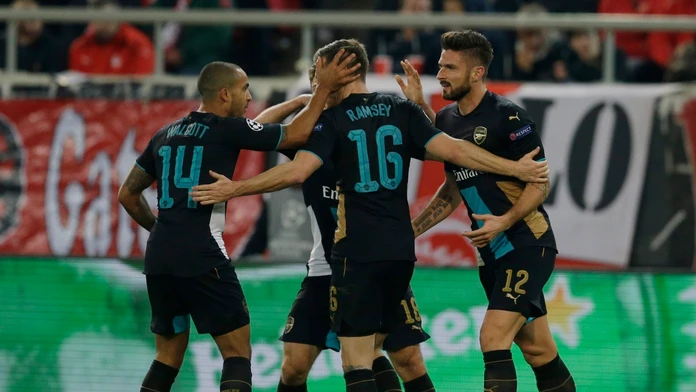 Hráči Arsenalu oslavujú gól v skupinovej fáze LM.
