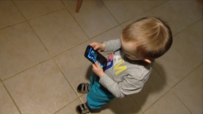 Kedy dať dieťaťu mobil