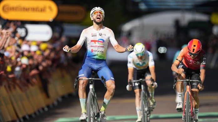 Tour de France: Unikol tam, kde hrozili defekty. Turgis ovládol „štrkovú“ etapu, svoj tím rozjasal po siedmich rokoch