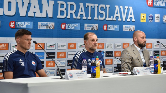 Kapitán A-tímu ŠK Slovan Bratislava Vasil Božikov, tréner Vladimír Weiss st. a generálny riaditeľIvan Kmotrík ml. počas tlačovej