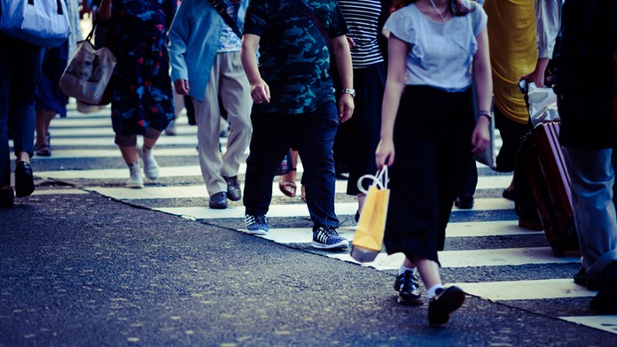 Ľudia na priechode pre chodcov (ilustračná snímka)