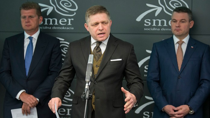 Premiér Robert Fico, za ním Peter Žiga a Peter Pellegrini.