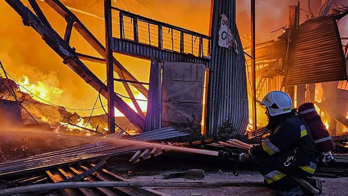 Hasiči pracujú na uhasení požiaru po ruskom útoku v Ľvove.