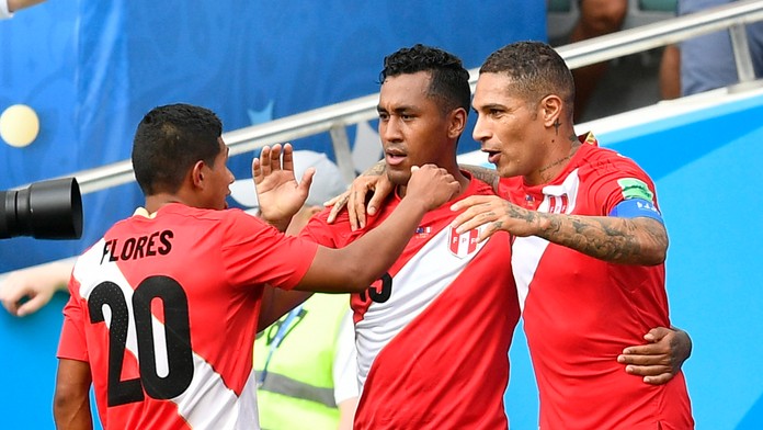Kapitán Peru Paolo Guerrero (vpravo) oslavuje gól so spoluhráčmi v dueli proti Austrálii na MS 2018.
