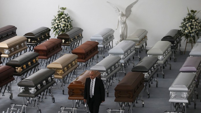 Pracovníci pohrebnej služby v Medellíne pripravujú poslednú rozlúčku.