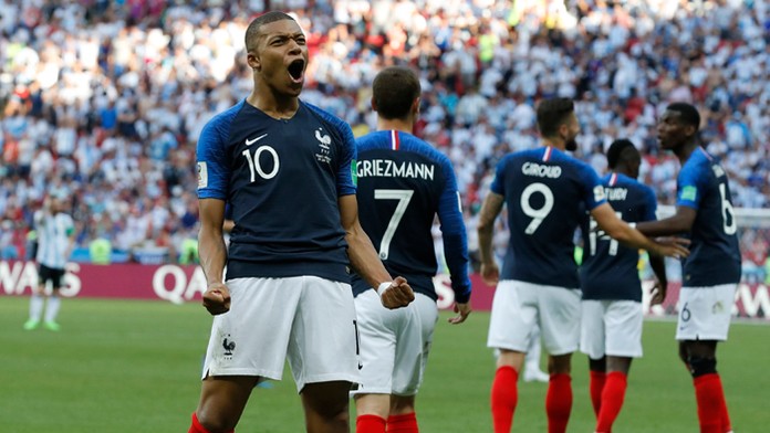 Francúzsky reprezentant Kylian Mbappe sa raduje z druhého gólu, ktorý dal do Argentíne v osemfinále.