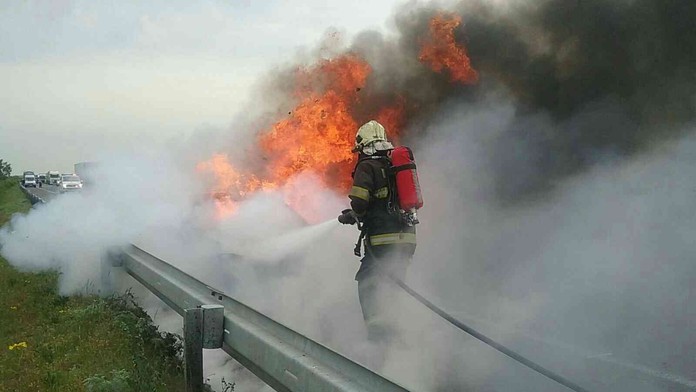 Hraničný priechod  Čunovo – Rajka je neprejazdný, na D2 horí auto