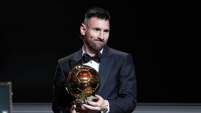 Prekvapenie sa nekonalo. Zlatú loptu získal Lionel Messi a vylepšil svoj vlastný rekord