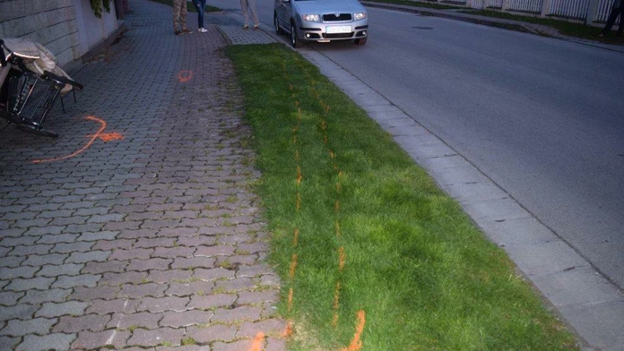 Na chodníku zrazil ženu s kočíkom