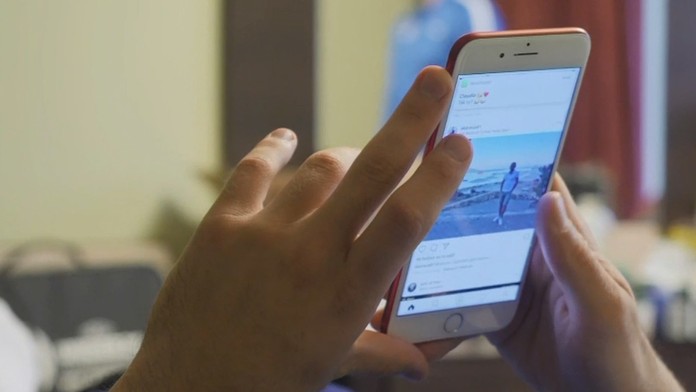 Samozrejme, mobil nemôže chýbať.