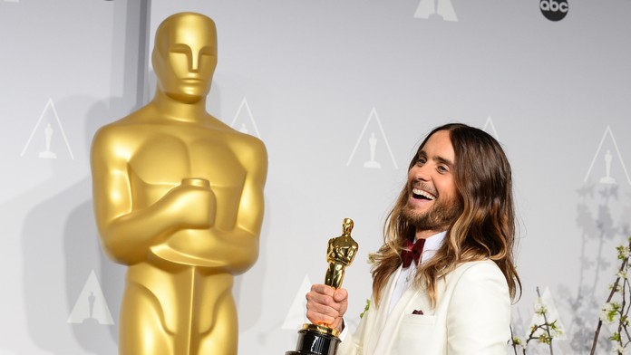 Jared Leto s Oscarom za vedľajšiu úlohou vo filme Klub poslednej nádeje.