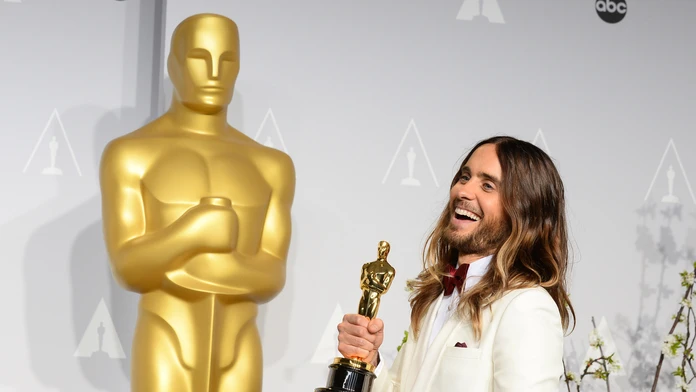 Jared Leto s Oscarom za vedľajšiu úlohou vo filme Klub poslednej nádeje.