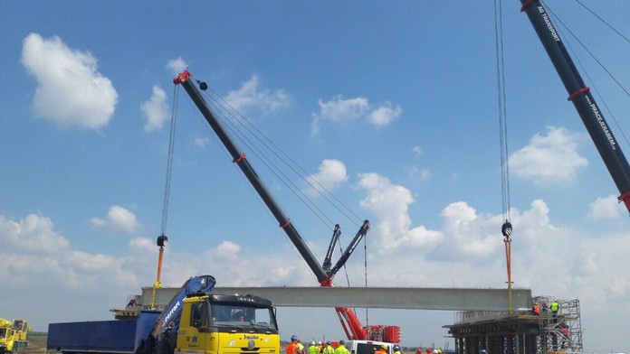 Výstavba nadjazdu nad D1 pri obci Blatné.