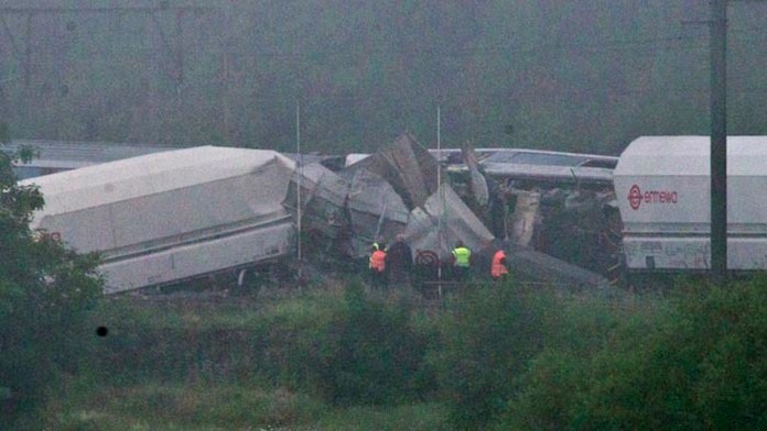 Najmenej traja ľudia prišli v nedeľu večer o život pri zrážke dvoch vlakov na východe Belgicka.