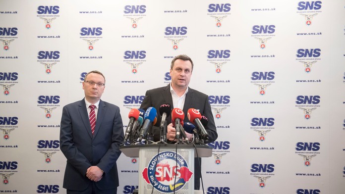Na snímke predseda Slovenskej národnej strany (SNS) Andrej Danko (vpravo) a predseda klubu SNS Tibor Bernaťák
