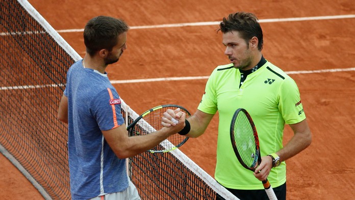 Obhajca trofeje Švajčiar Stan Wawrinka (vpravo) a Srb Viktor Troicki si podávajú ruky po osemfinále na Roland Garros.