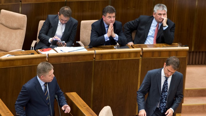 Na snímke v popredí vľavo predseda vlády SR Robert Fico a vpravo poslanec NR SR Igor Matovič (OĽaNO).