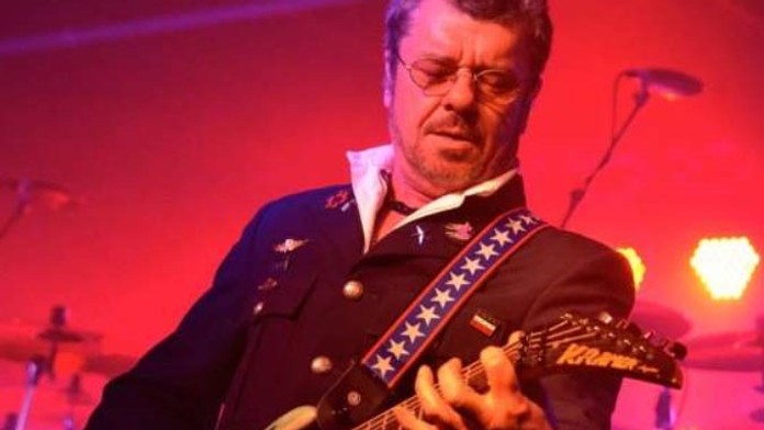 Gitarista rockovej skupiny INXS Tim Farriss prišiel o prst na ruke.
