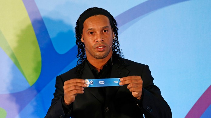 Brazílsky reprezentant Ronaldinho s lístkom Brazílie počas žrebovania olympijského futbalového turnaja v Riu de Janeiro.