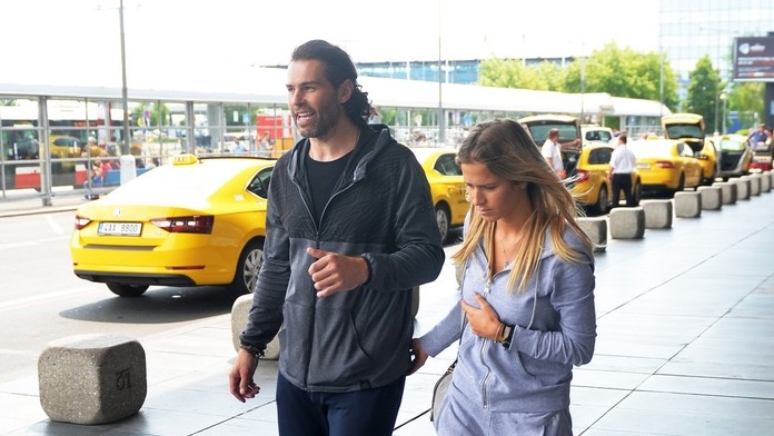 Jaromír Jágr so svojou priateľkou Veronikou Kopřivovou na letisku v Miami.
