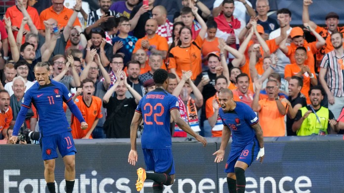 Na snímke vpravo hráč Holandska Donyell Malen oslavuje úvodný gól v zápase semifinále Ligy národov vo futbale Holandsko - Chorvátsko.