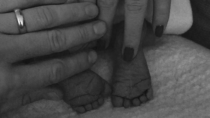 Fotografia Any Ivanovičovej a Bastiana Schweinsteigera z pôrodnice.