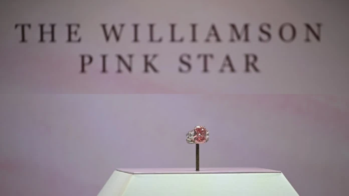 Vzácny ružový diamant prepísal rekordy. Nemenovaný kupec zaňho zaplatil astronomickú sumu