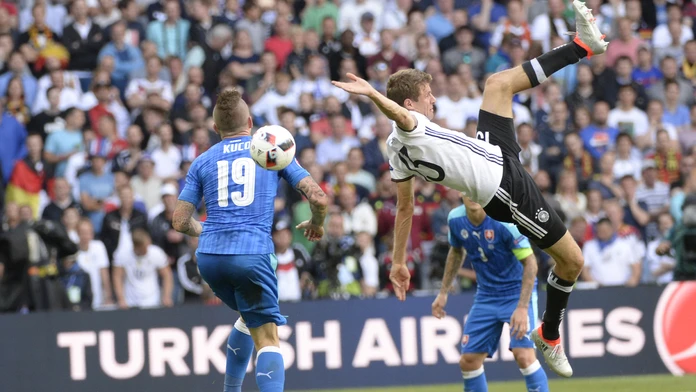 Pilier našej zálohy Juraj Kucka (v modrom) proti Nemcovi Thomasovi Müllerovi v osemfinále ME.