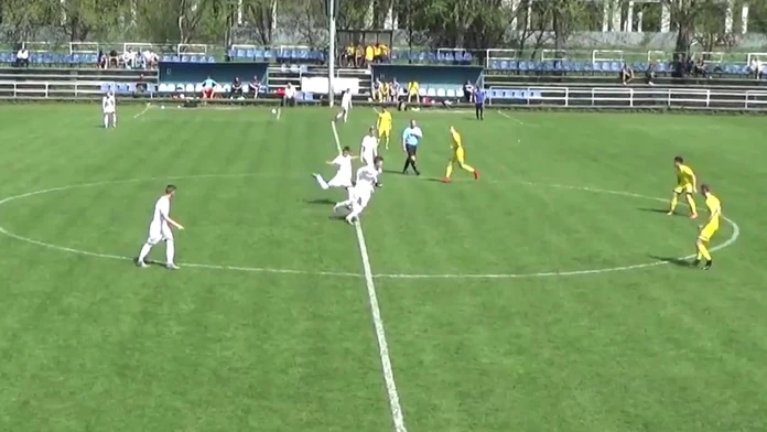 Mário Baláž (FC Nitra) napriahol zo stredového kruhu a  prekvapil brankára Michaloviec.