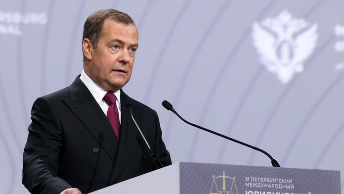 Ruský exprezident Medvedev zverejnil mierový plán pre Ukrajinu. Obsahuje viacero absurdných bodov