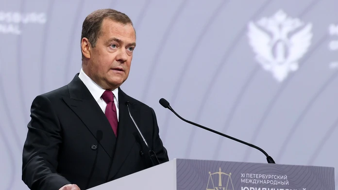 Ruský exprezident Medvedev zverejnil mierový plán pre Ukrajinu. Obsahuje viacero absurdných bodov