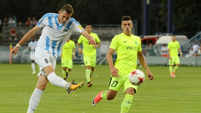 Filip Balaj z Nitry (vľavo) strieľa úvodný gól 