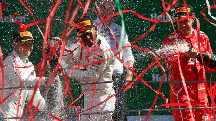 Zľava Valtteri Bottas, Lewis Hamilton a Sebastian Vettel na stupňoch víťazov.