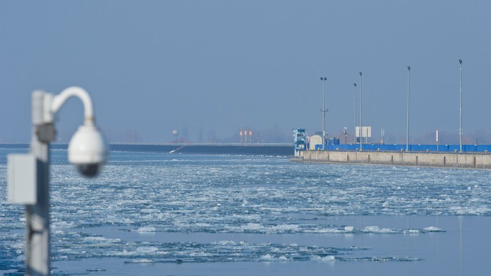 Na snímke hladina Dunaja s kryhami pred  plavebnou komorou na vodnom diele Gabčíkovo.