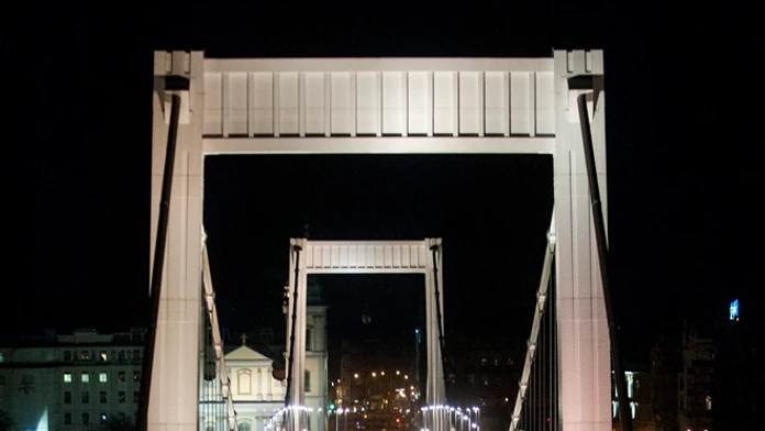 Budapeštiansky most plný protestujúcich proti zdaneniu internetu, ktorí svoj názor dávali najavo zapnutými mobilmi.