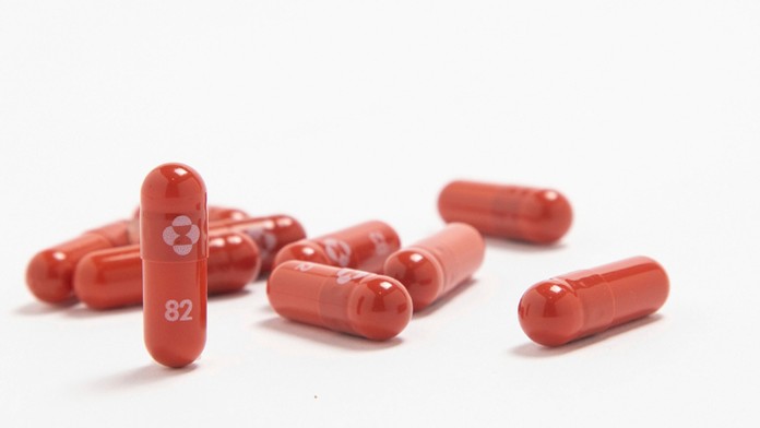 Molnupiravir sa môže užívať doma a znižuje riziko hospitalizácie.