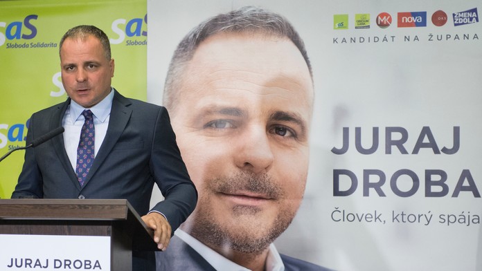 Jozef Viskupič si po zverejnení priebežných výsledkov otvoril šampanské.