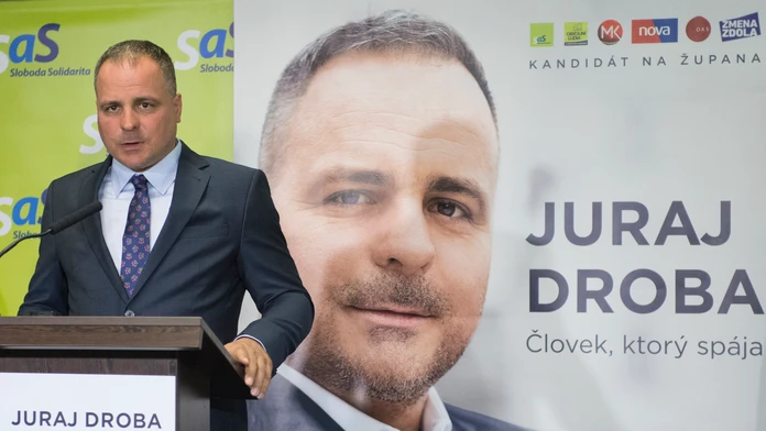 Jozef Viskupič si po zverejnení priebežných výsledkov otvoril šampanské.