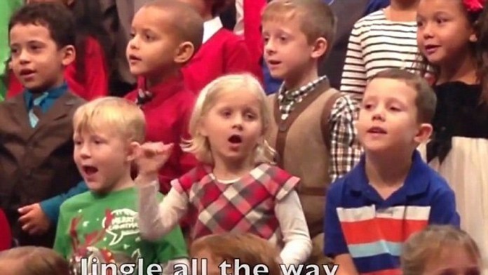 Rozkošné vystúpenie hluchonemého dievčatka.