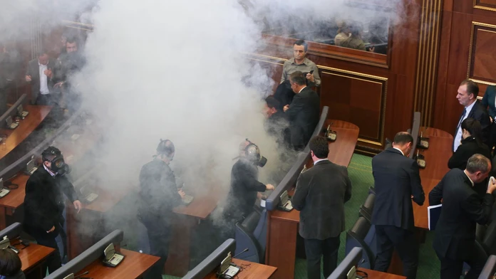 Slzotvorný plyn v parlamente.