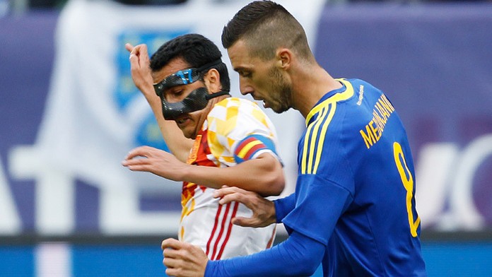 Španielsky hráč Pedro Rodriguez (vľavo) a hráč Bosny a Hercegoviny Haris Medunjanin v prípravnom zápase.