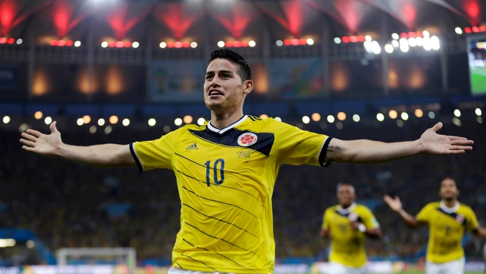 Futbalista Kolumbie James Rodriguez sa teší po strelení úvodného gólu v osemfinále majstrovstiev sveta Kolumbia - Uruguaj