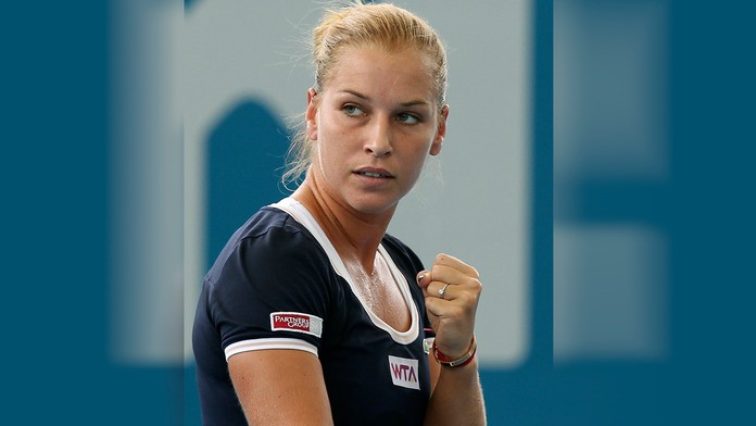 Slovenská tenistka Dominika Cibulková reaguje po bodovom zisku v zápase proti Japonke Kimiko Dateovej-Krummovej v druhom kole te