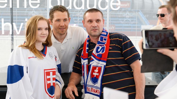 Ján Lašák rozdával pred ostravskou halou autogramy.