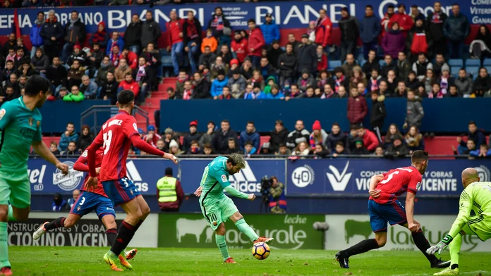 Lionel Messi strieľa gól proti Osasune.