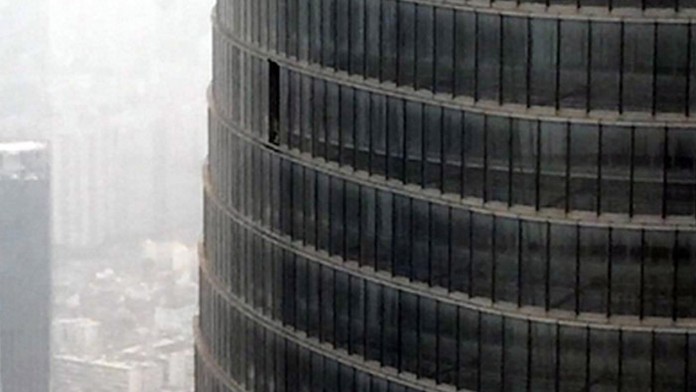 Zo 76.poíschodia mrakodrapu v Šanghaji vypadol sklenený panel.