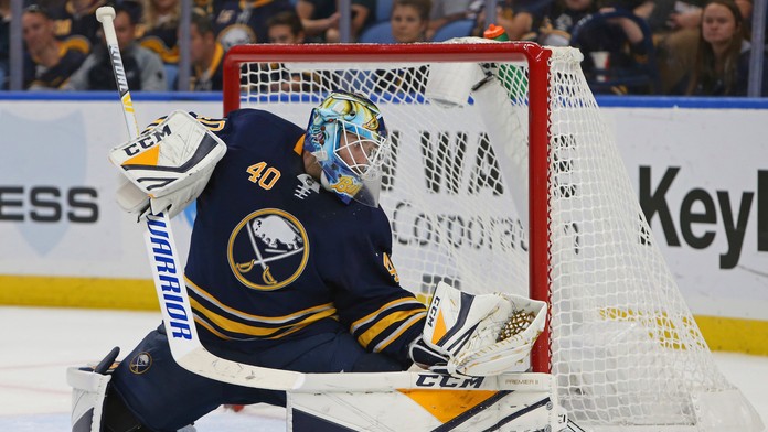 Gólman Buffala Carter Hutton v zápase proti Vegas.