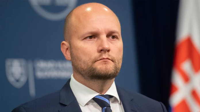 Zmluva na pásovú techniku je podľa ministra Naďa vo finálnej fáze. Cena vozidiel sa môže znížiť