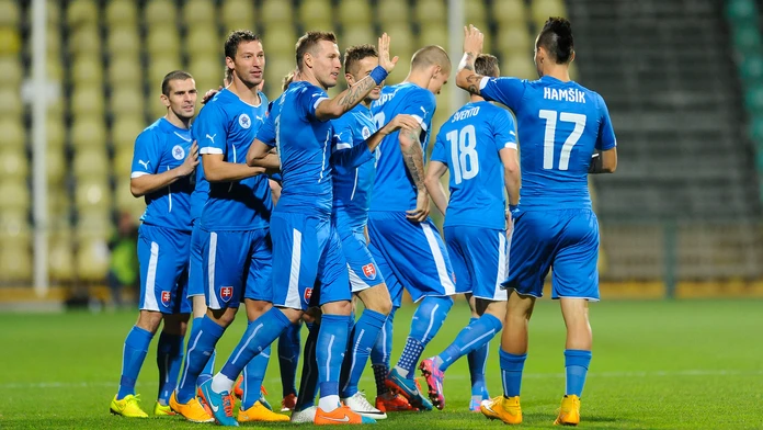 Slovenskí futbalisti oslavujú Hološkou gól do siete Fínska.